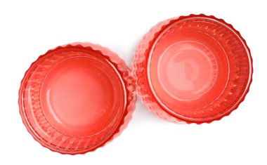 Beyaz zemin üzerinde güzel temiz boş bardaklar, üst görünüm