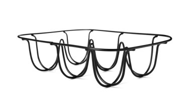 Beyaz arka planda siyah metal yumurta tepsisi