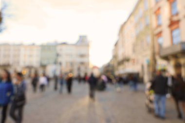 Şehir caddesinde yürüyen insanların bulanık görüntüsü