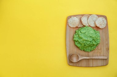 Avokado ve sarı arka planda nachos 'tan yapılmış lezzetli guacamole sosu. Metin için boşluk