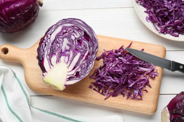 Taze doğranmış kırmızı lahana ve beyaz ahşap masa üzerinde bıçak, düz yatıyordu.