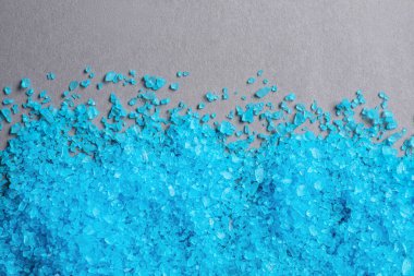 Gri masada açık mavi deniz tuzu, üst manzara. Metin için boşluk