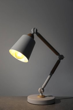 Açık gri masada modern masa lambası