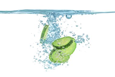 Beyaz arka planda suda taze salatalık dilimleri