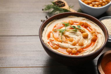 Nohut ve ahşap masadaki farklı malzemelerle nefis bir humus. Metin için boşluk