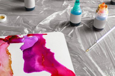 Beyaz tuval üzerinde güzel soyut mürekkep resmi, yakın plan.