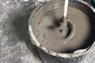 Kapalı alanda betonu karıştırmak, yakından bakmak.