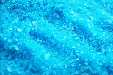 Arka plan olarak mavi aromatik deniz tuzu, yakın plan