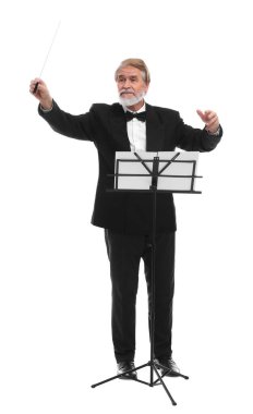 Beyaz zemin üzerinde baton ve not standı olan profesyonel iletken