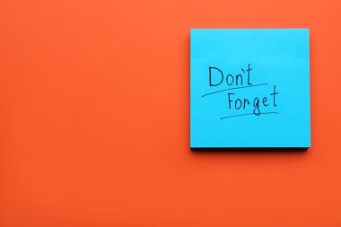 Turuncu arkaplandaki cümleyi unutma, üst görünüm. Metin için boşluk