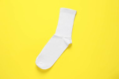 Sarı arka planda beyaz bir çorap, üst manzara.