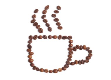 Bir fincan sıcak içecek, beyaz kahve çekirdekleri ile yapılan kompozisyon, üst manzara.