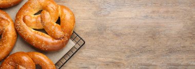 Ahşap masada taze pişmiş krakerlerle soğutma rafı, yazı için yeri olan üst manzara. Pankart tasarımı