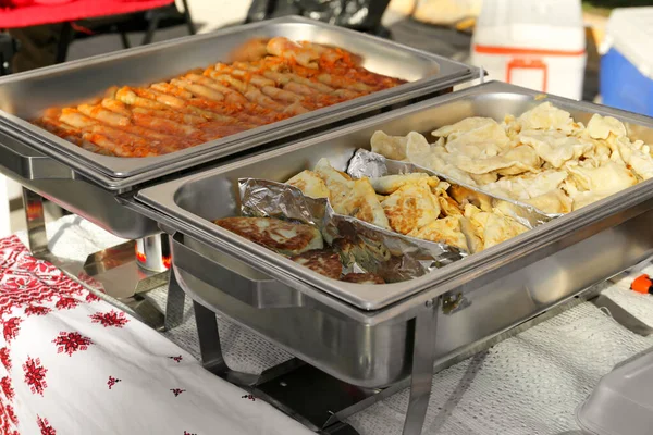 美味的填饱了的卷心菜 饺子和肉饼 放在室外的暖炉里 志愿人员粮食分配 — 图库照片