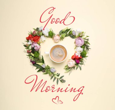 Günaydın! Günaydın! Farklı çiçeklerden yapılmış güzel bir kalp ve bej arka planda kahve.