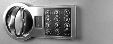 Gri çelik kasa, elektronik kilit, yakın plan. Pankart tasarımı