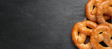 Siyah masada susam tohumlu leziz krakerler, yazı için yeri olan üst manzara. Pankart tasarımı