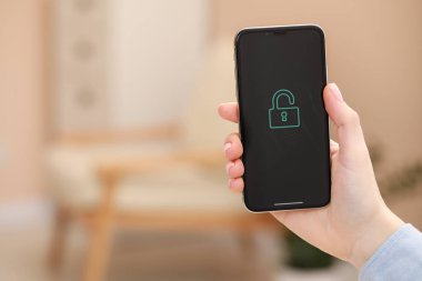 Kapalı kapılar ardında akıllı telefonu olan bir kadın, yakın plan. Metin için boşluk