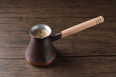 Tahta masada Türk kahvesi.