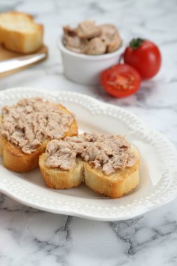 Lezzetli sandviçler, beyaz mermer masada morina ciğeri.
