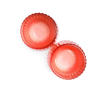 Beyaz zemin üzerinde güzel temiz boş bardaklar, üst görünüm