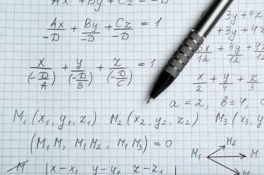 Matematiksel formülleri ve kalemi farklı olan kağıt yaprağı, üst görünüm
