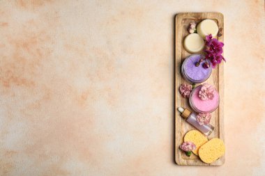 Aromatik deniz tuzu ve spa ürünleri bej desenli masa, üst manzara. Metin için boşluk