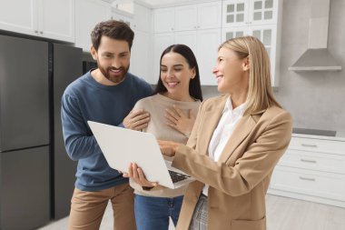 Yeni dairede çiftlerle çalışan bir emlakçı.