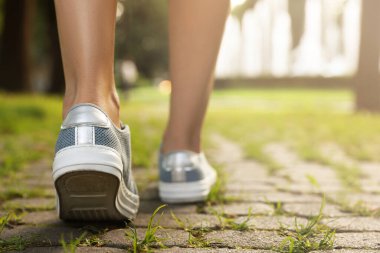 Şık ayakkabılı bir kadın caddede yürüyor, yakın plan.