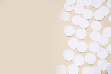 Sarı arka planda bir sürü temiz pamuk pedi var. Metin için boşluk