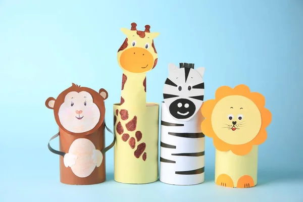 Spielzeugaffe Giraffe Löwe Und Zebra Aus Toilettenpapier Naben Auf Hellblauem — Stockfoto