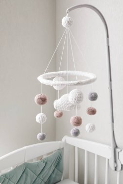 Çocuk odasında beşiğin altında modern bebek arabası