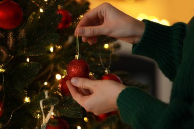 Evde Noel ağacı süsleyen kadın, yakın plan.
