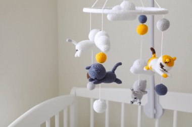 Çocuk odasında beşiğin altında modern bebek arabası