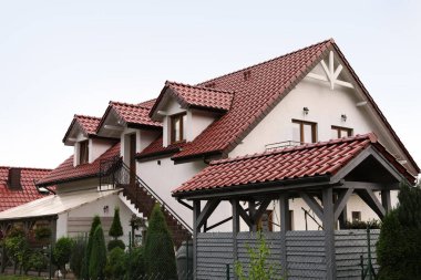 Güzel iki katlı sahil evi ve açık havada yeşil ağaçlar.