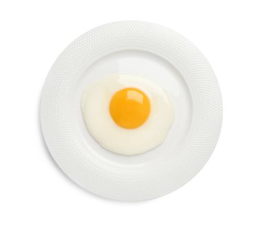 Lezzetli sahanda yumurta tabağı beyaza izole edilmiş.