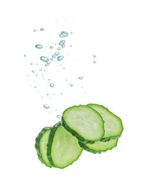 Beyaz arka planda suda taze salatalık dilimleri