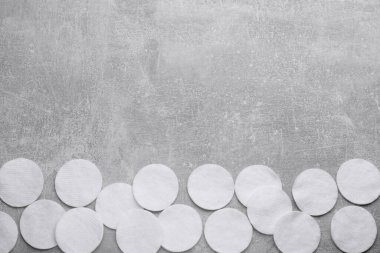 Açık gri arka planda bir sürü temiz pamuk pedi var. Metin için boşluk