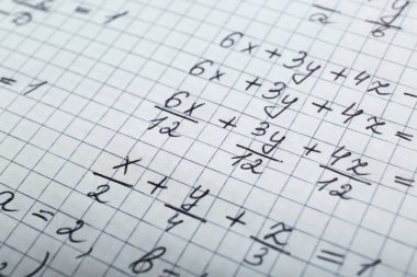 Farklı matematiksel formüllere sahip bir sayfa kağıt, yakın plan.