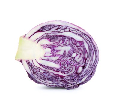 Taze kırmızı lahananın yarısı beyaza izole edilmiş.