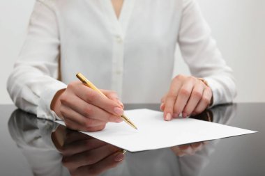 Cam masada kağıda yazı yazan kadın, yakın plan.