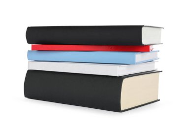 Beyaz arkaplandaki farklı kitapların yığını