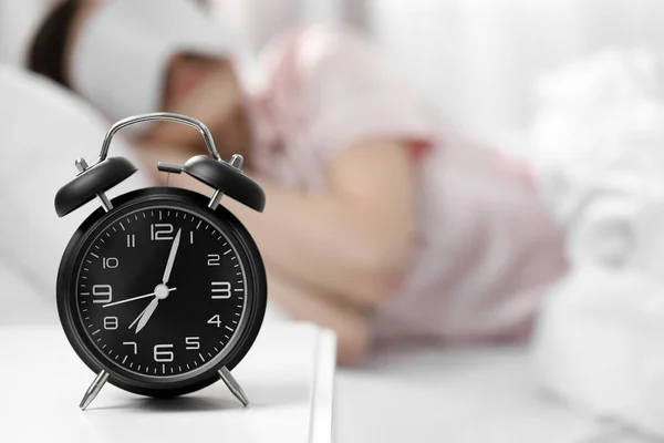 Γυναίκα Κοιμάται Στο Σπίτι Πρωί Επικεντρώσου Στο Ξυπνητήρι Χώρος Για — Φωτογραφία Αρχείου