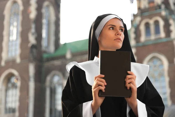 Young Nun Bible Cathedral Outdoors Sunny Day Space Text — Stockfoto
