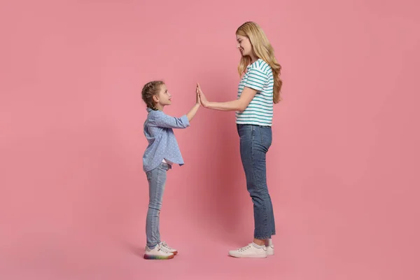 Mother Daughter Giving High Five Pink Background — Stockfoto