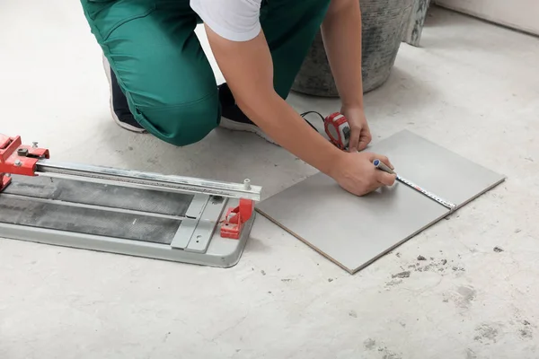 Trabalhador Medição Marcação Telha Cerâmica Chão Close — Fotografia de Stock