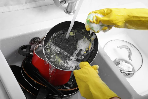 Kobieta Myjąca Patelnię Zlewie Kuchennym Widok Powyżej — Zdjęcie stockowe