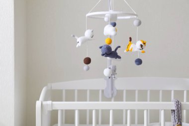 Çocuk odasında bebek arabası olan modern bir beşik. İç tasarım