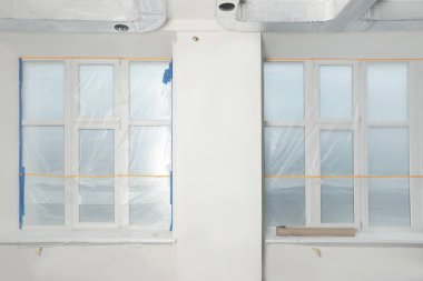 Pencere polietilen filmle kaplı. Onarım sırasında koruma