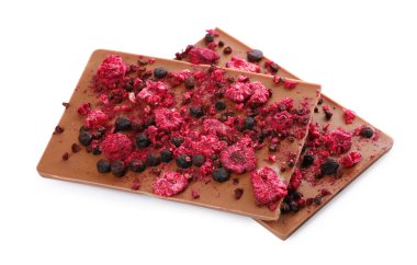 Beyaz arka planda dondurulmuş böğürtlenli çikolata.